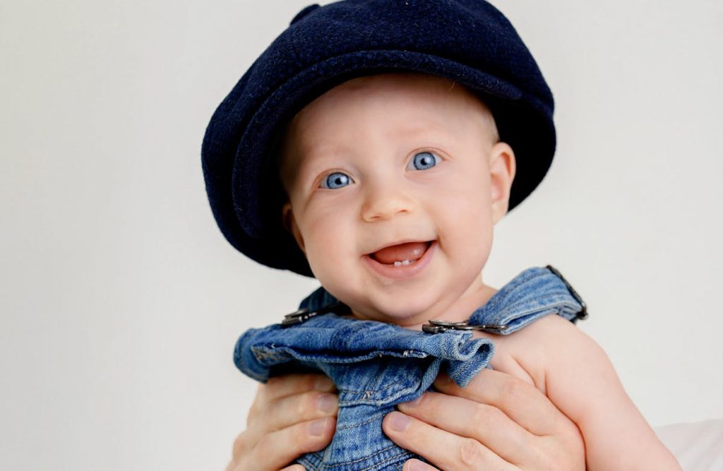 À quel âge bébé commence à claquer la langue ?