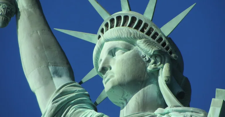 découvrez triumph, la marque emblématique de motos britanniques alliant performance, style et innovation pour des aventures inoubliables.